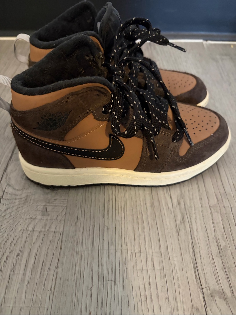 Nike boys High-Top Sneakers in Brown and Black - Picture 9 of 9